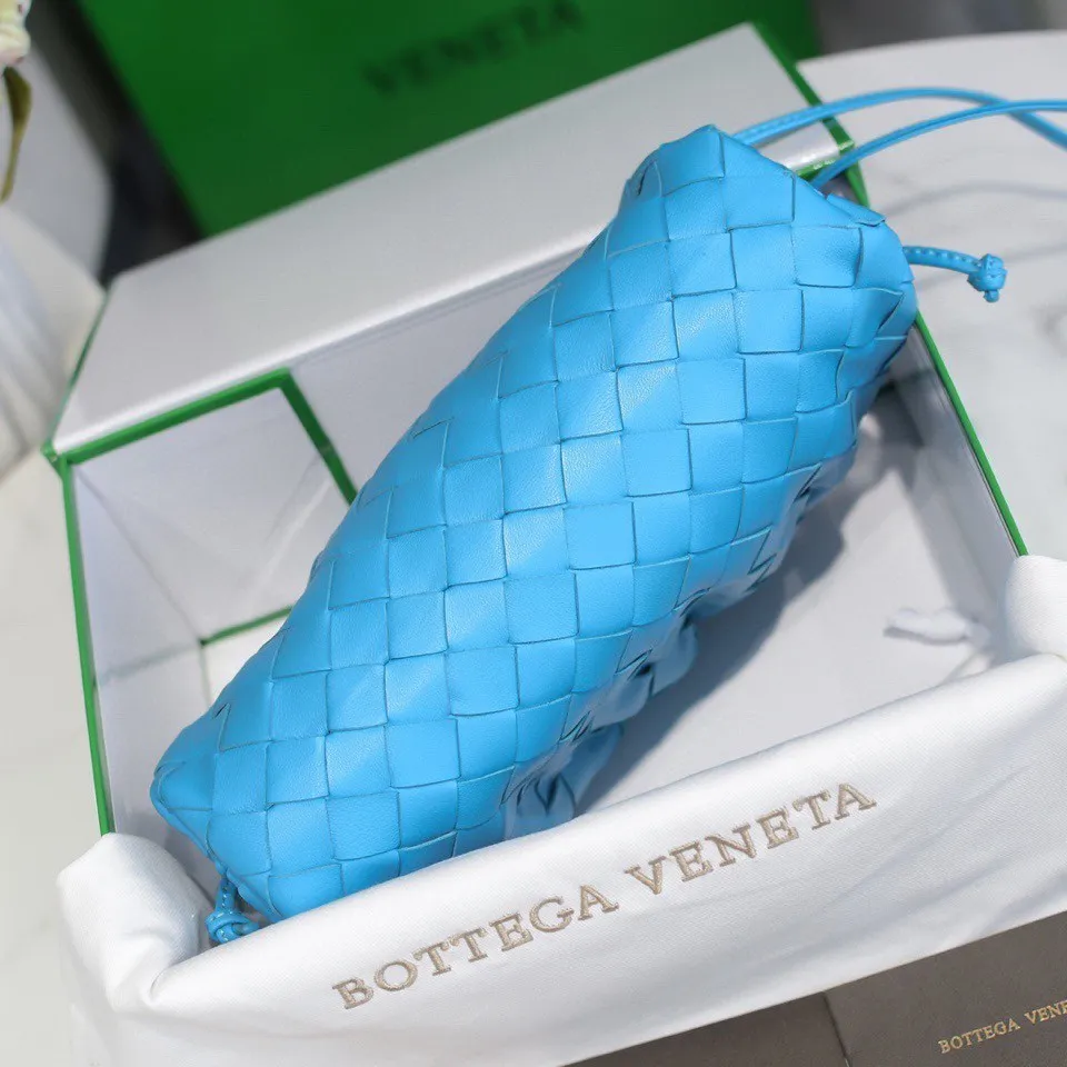 Batch 1260 Real shots👇Large plaid weaving The pouch cloud bag is the first series designed by former Celine designer Daniel Lee after joining BV. The upper body is extremely ecstatic ~ fashionable and classy ~ elegant and concise, lazy and intellectual size: 23*13*8 [Little Cloud Rough Weave#]